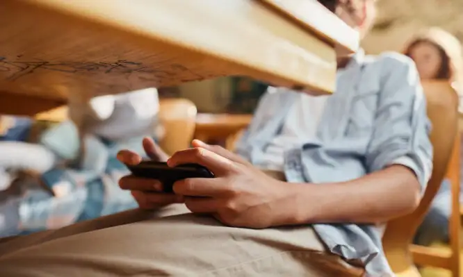 Κινητά: Πώς μπορεί να βοηθήσει τη μάθηση η απαγόρευσή τους στο σχολείο