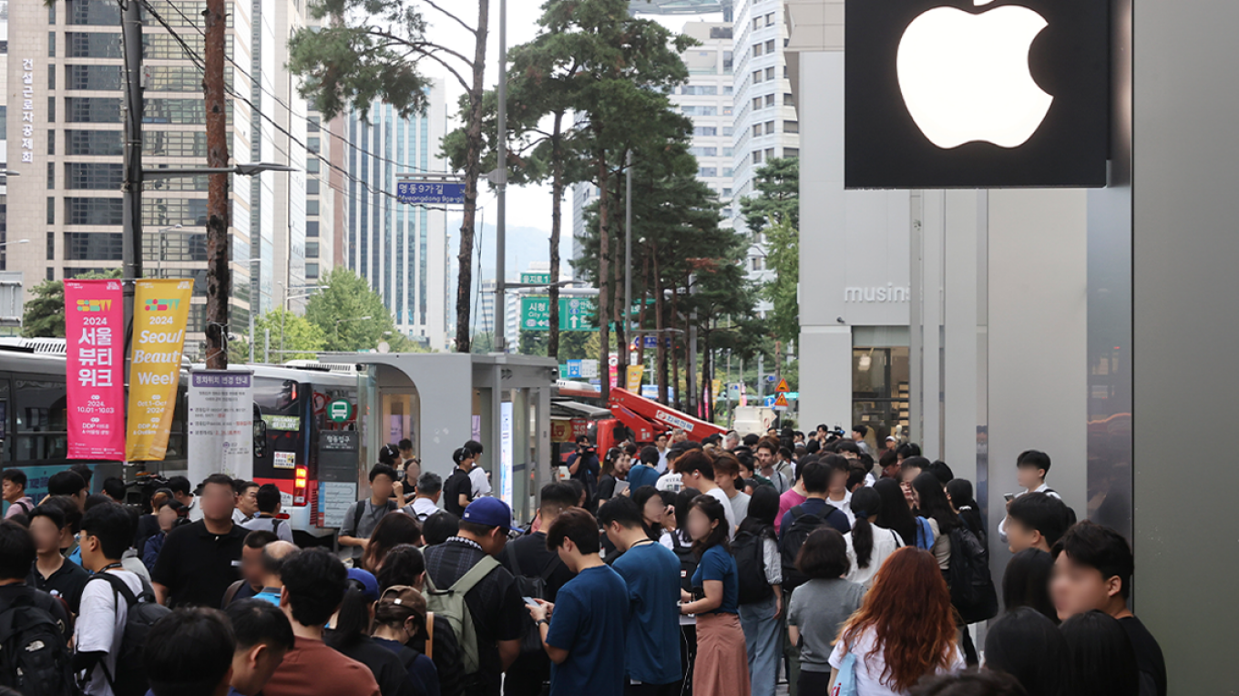 iPhone 16: Ουρές σε πολλές χώρες ανά τον κόσμο καθώς φτάνει στα καταστήματα – Δείτε φωτογραφίες