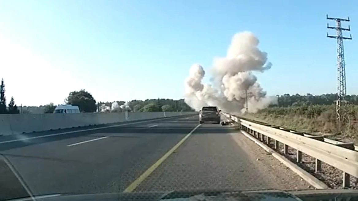 Μέση Ανατολή: Ρουκέτα πέφτει στη μέση αυτοκινητόδρομου στο βόρειο Ισραήλ σε ώρα αιχμής (Video)