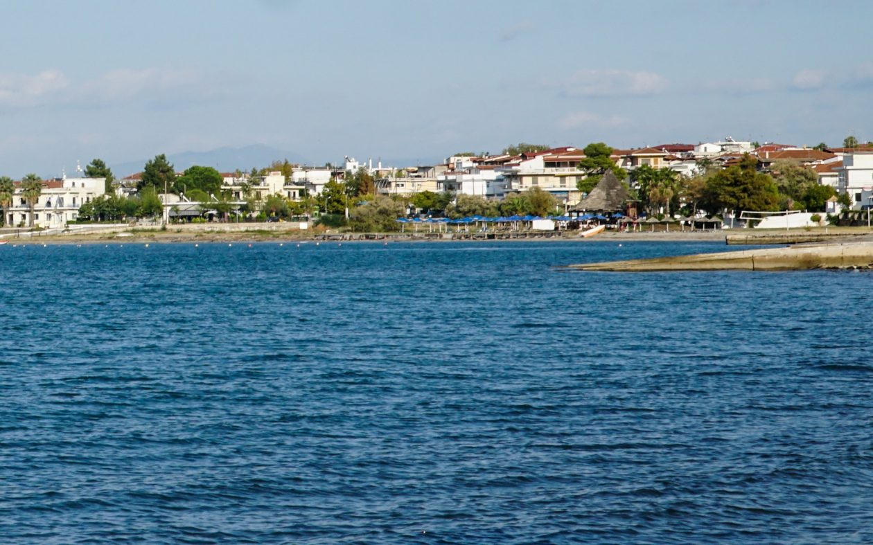 Καμένα Βούρλα: Επιχειρηματίας έσωσε λουόμενο που έχασε τις αισθήσεις του μέσα στην θάλασσα