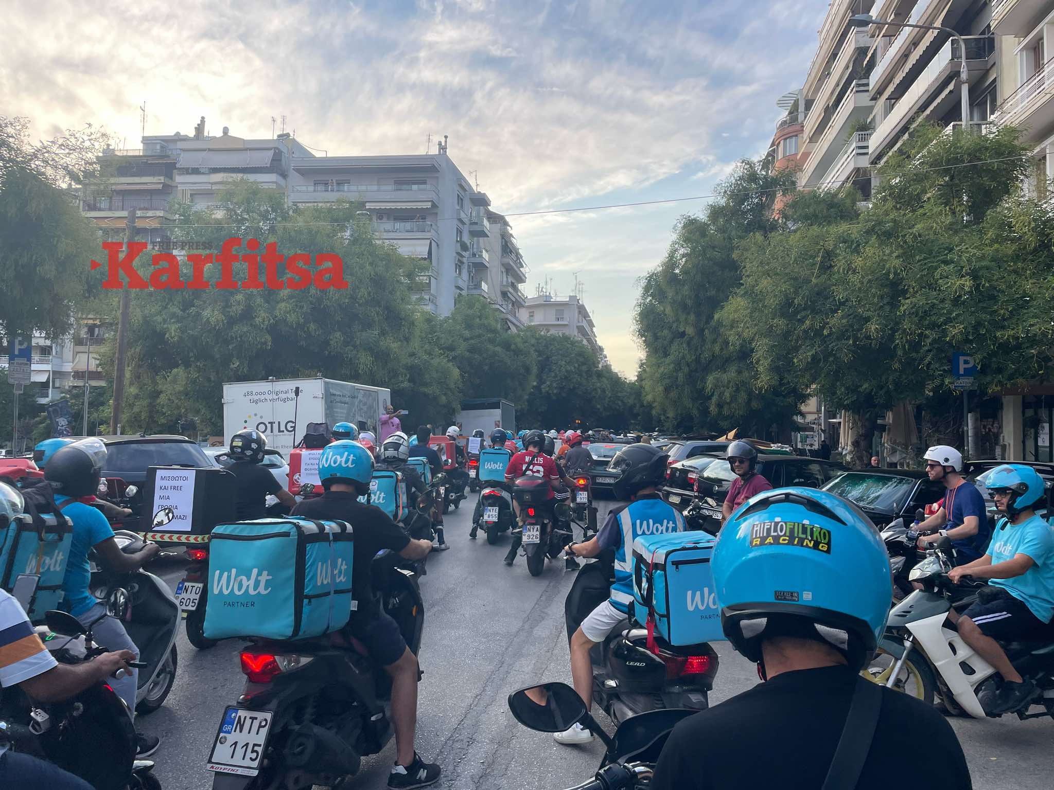 Θεσσαλονίκη - ΤΩΡΑ: Μοτοπορεία διανομέων στο κέντρο της πόλης - «Η επικινδυνότητα της δουλειά μας δεν πληρώνεται» (ΦΩΤΟ + Video)