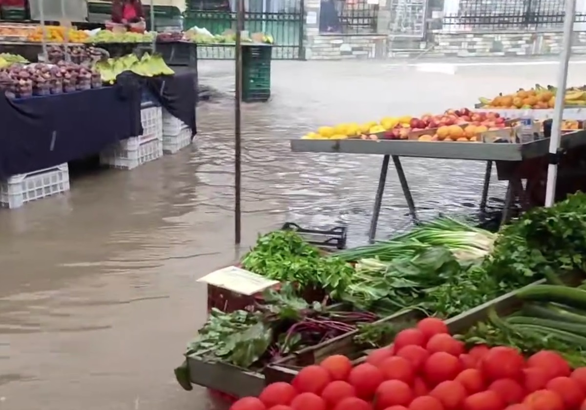 Χαλκιδική: Δρόμοι έγιναν «ποτάμια» από την καταιγίδα στην Κασσάνδρα (Video)