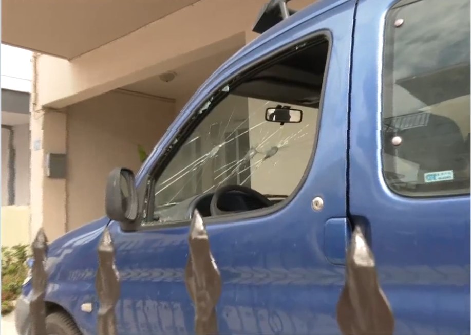 Θεσσαλονίκη: Επίθεση με τσεκούρι σε αυτοκίνητα οικογένειας – Ο δράστης φέρεται να έχει ψυχιατρικά προβλήματα (Video)
