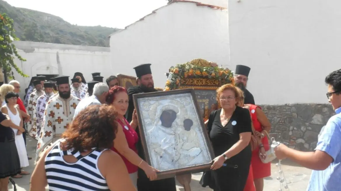 Χιλιάδες προσκυνητές και φέτος στην Παναγιά Τσαμπίκα – προστάτιδα της τεκνοποίησης – που γιορτάζει αύριο