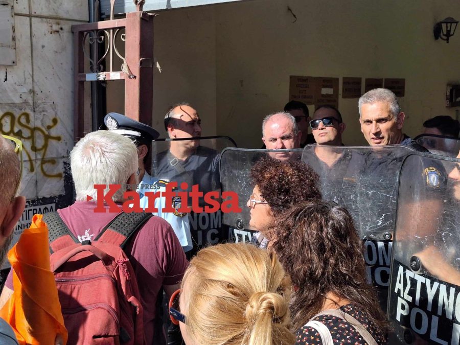 Θεσσαλονίκη: Ένταση στη διαμαρτυρία εκπαιδευτικών για τις διώξεις τους - «Ενδεχόμενο απολύσεων μετά το 1974 για συνδικαλιστικούς λόγους» (ΦΩΤΟ+Video)