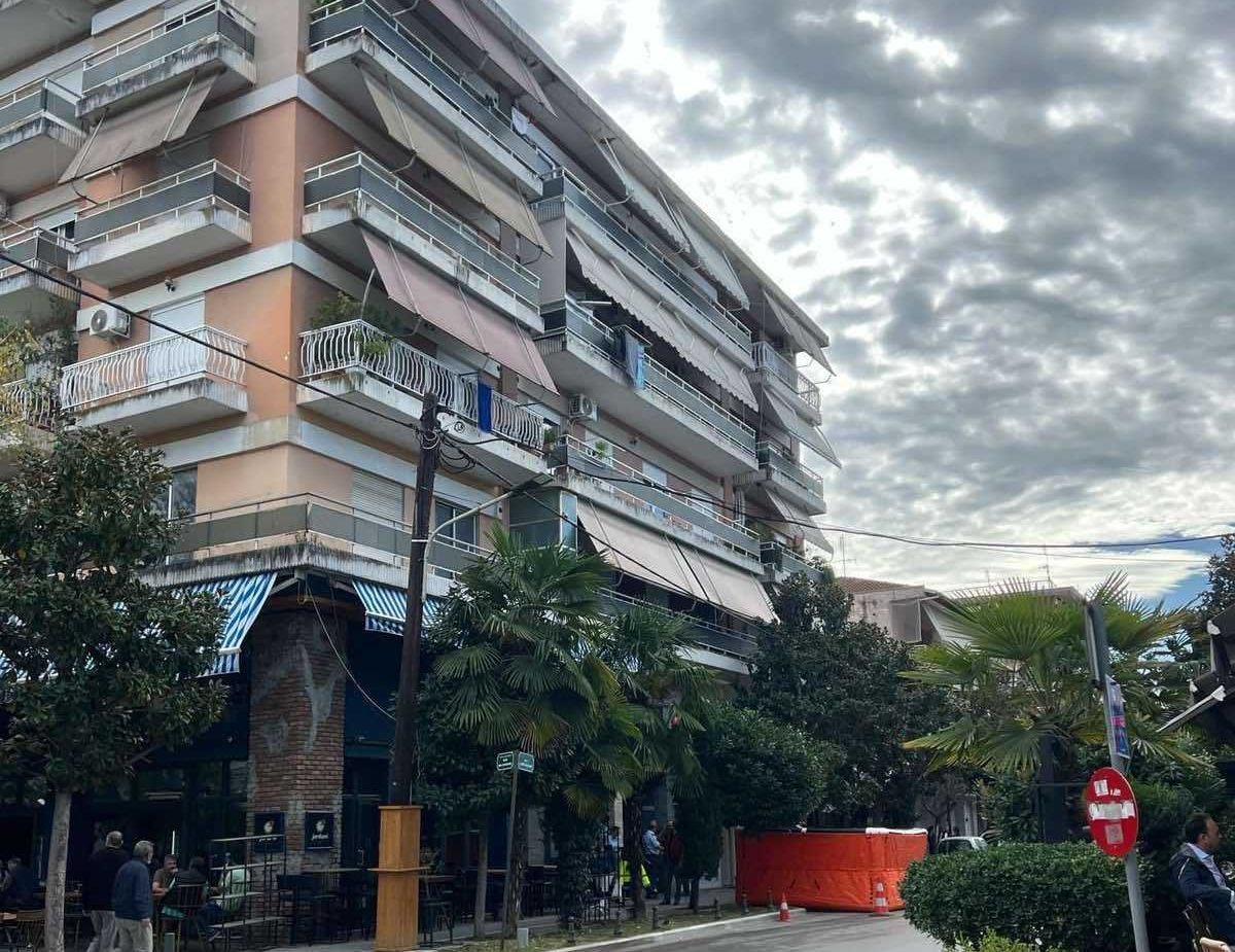 Θρίλερ με 45χρονο στην Αλεξάνδρεια Ημαθίας – Απειλεί να πέσει στο κενό από τον 4ο όροφο (ΦΩΤΟ)