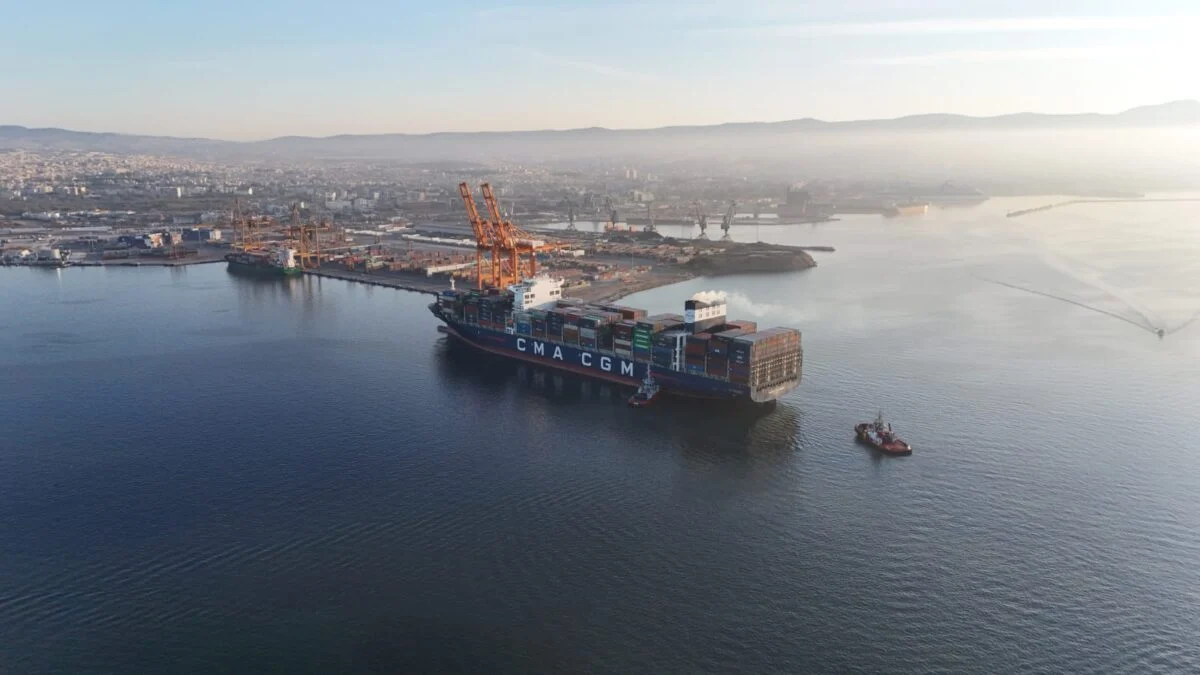 Το μεγαλύτερο πλοίο εμπορευματοκιβωτίων υποδέχτηκε το λιμάνι της Θεσσαλονίκης (ΦΩΤΟ)