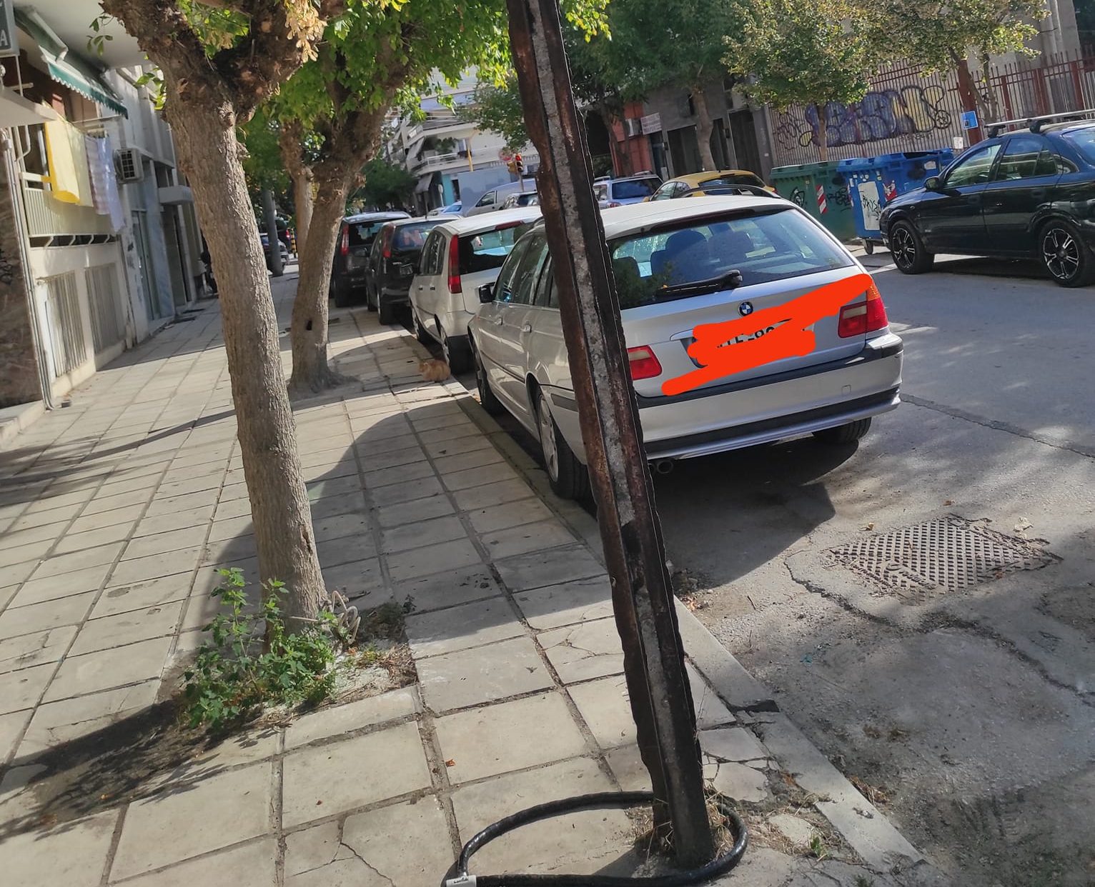 Θεσσαλονίκη: Σάπια και ετοιμόρροπη κολόνα απέναντι από δημοτικό σχολείο (ΦΩΤΟ)