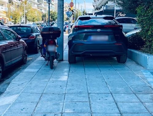 Ασύλληπτο παρκάρισμα στη Θεσσαλονίκη – Έκλεισε σαν «κύριος» όλο το πεζοδρόμιο (ΦΩΤΟ)