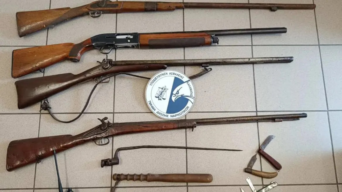 Έψαχναν για ναρκωτικά αλλά βρήκαν όπλα και ασύρματο