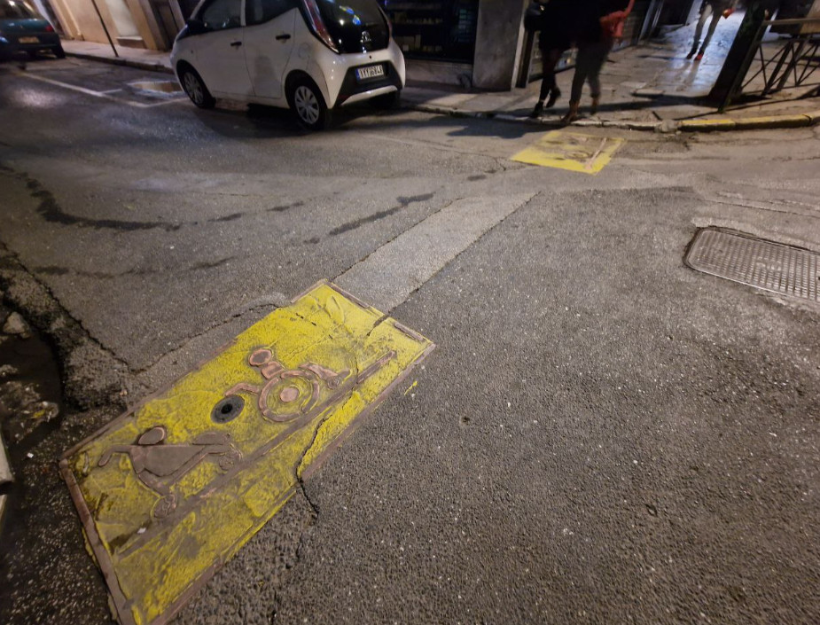 Θεσσαλονίκη: Ανέβηκε στο πεζοδρόμιο, ισοπέδωσε κολόνα και πάρκαρε (ΦΩΤΟ)