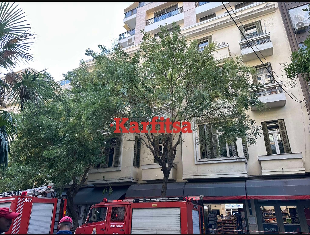 ΤΩΡΑ-Θεσσαλονίκη: Συναγερμός στην Πυροσβεστική για δοκό που πάει να πέσει από πολυκατοικία (ΦΩΤΟ