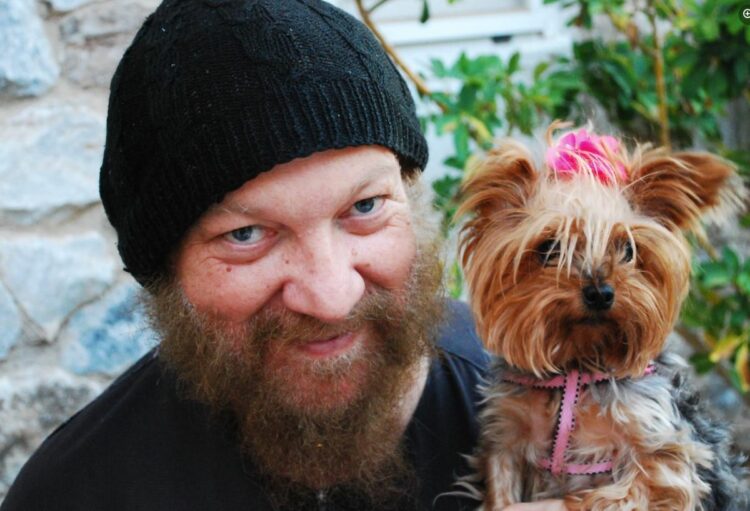 Η απάντηση του «μαϊμού – ρασοφόρου» στις καταγγελίες ότι παραπλανά ανυποψίαστους πιστούς: «Έχουν πει ότι έχω 3.000 εραστές»