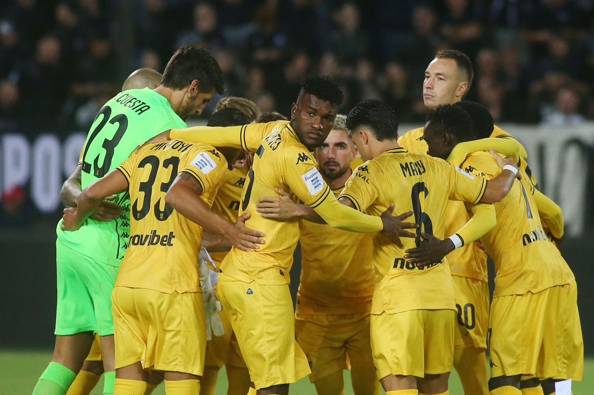 Σε δημοπρασία οι φανέλες που φόρεσαν οι παίκτες του ΑΡΗ στο ντέρμπι με τον ΠΑΟΚ