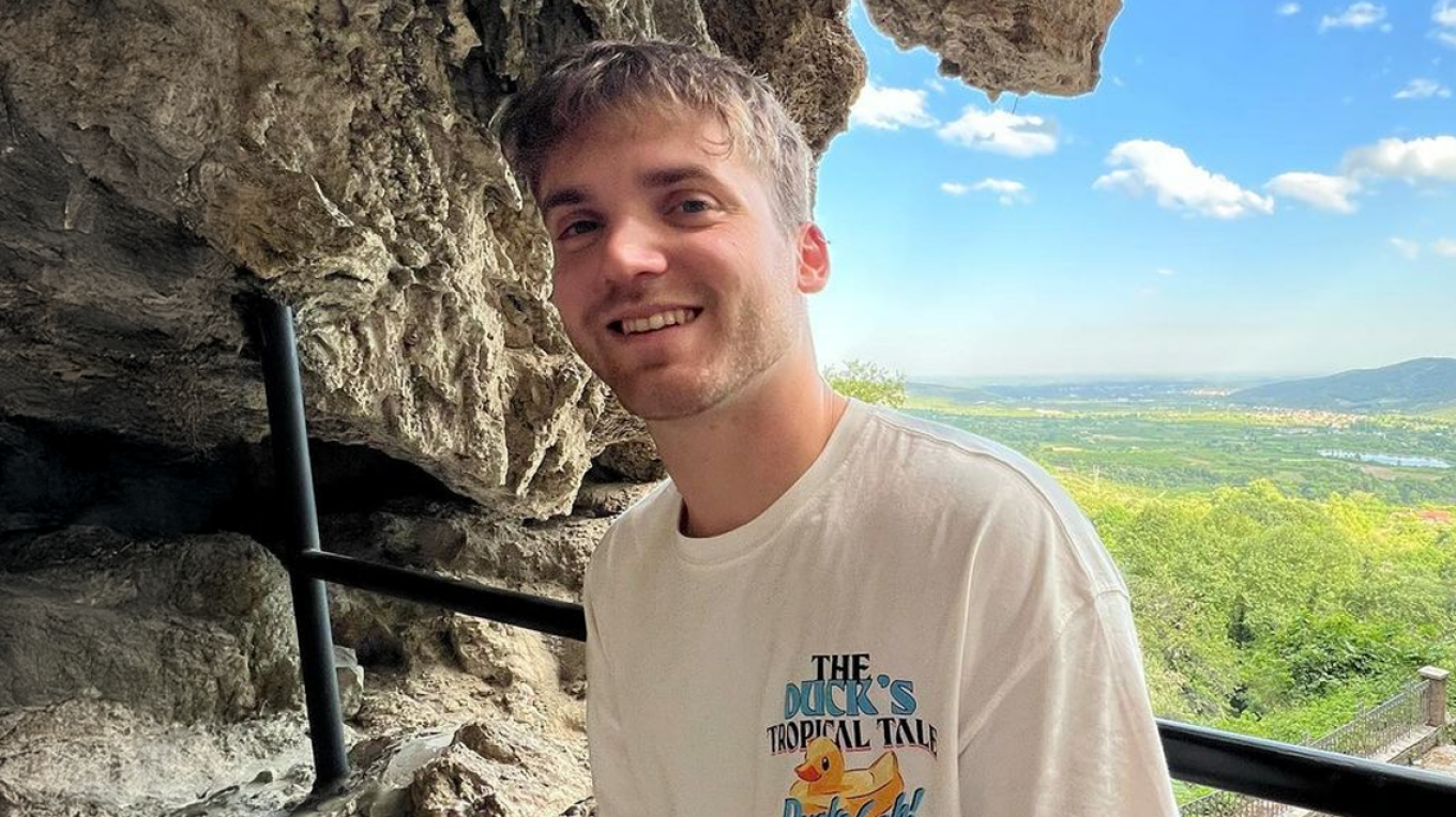 Ιωνάς Καρούσης: Δεν είχε εκατοστό κακίας μέσα του, θυσιάστηκε σαν μάρτυρας της ειρήνης, λέει ο πατέρας του