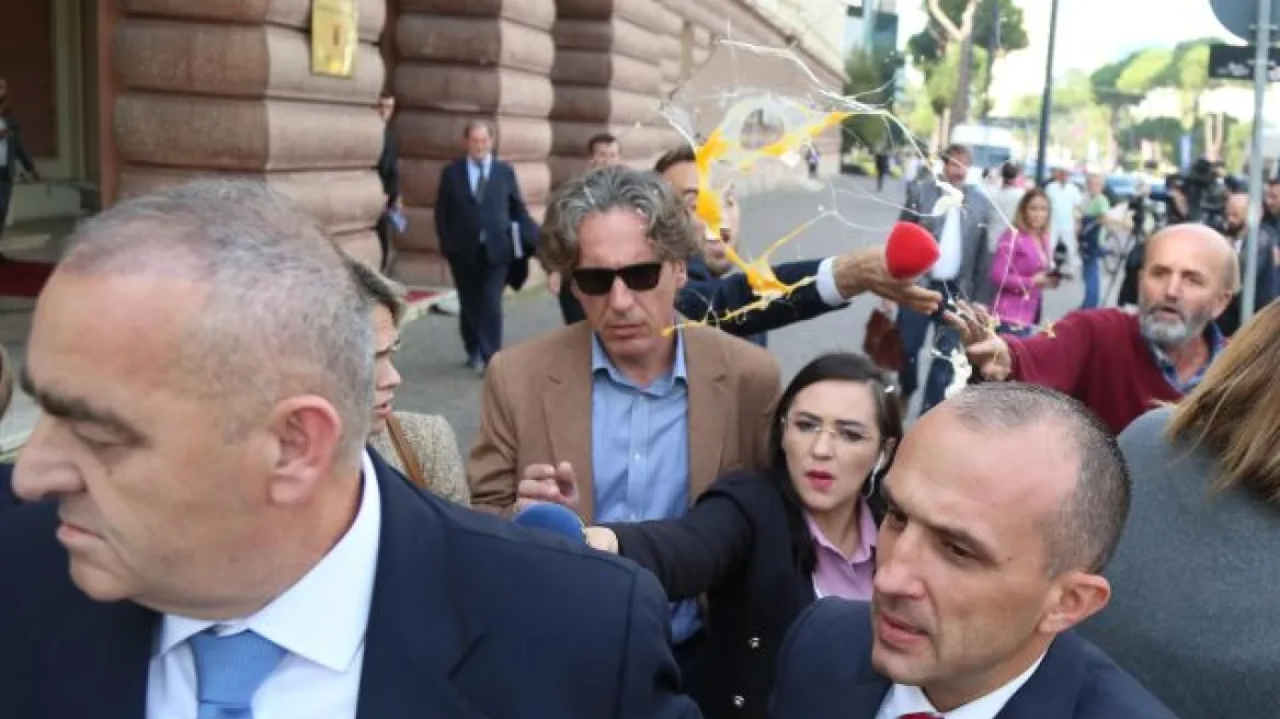 Φρέντης Μπελέρης: Του επιτέθηκαν με γιαούρτι έξω από τη Βουλή στα Τίρανα (Video)