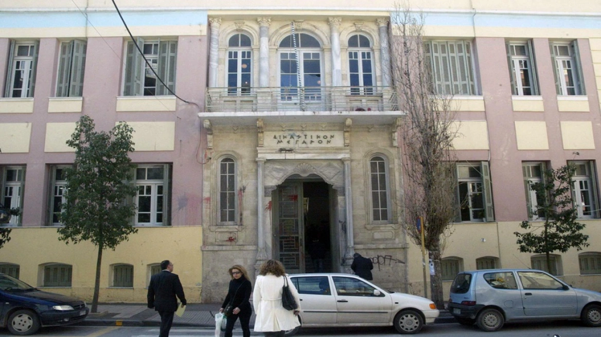 Πατριός ξυλοκόπησε άγρια στα δικαστήρια 39χρονο που κατηγορείται για σεξουαλική παρενόχληση της κόρης του