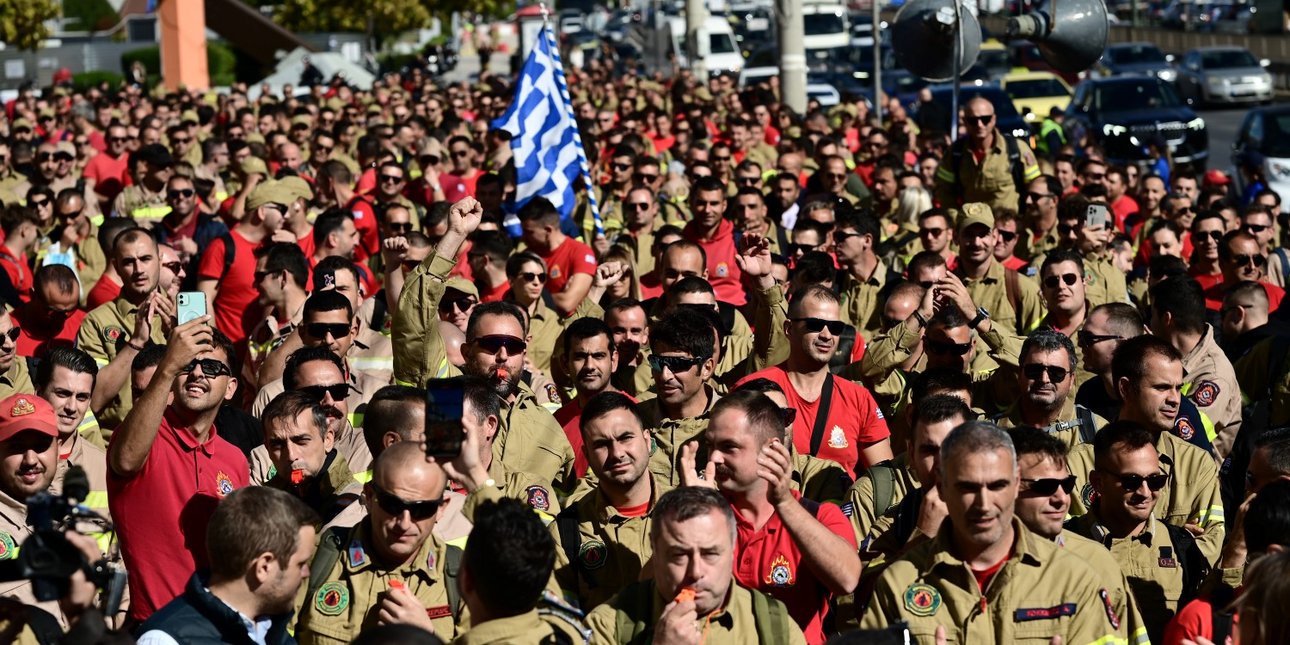 Εποχικοί πυροσβέστες: Συγκέντρωση διαμαρτυρίας έξω από το υπ. Κλιματικής Κρίσης -Ζητούν 12μηνη εργασία (ΦΩΤΟ)