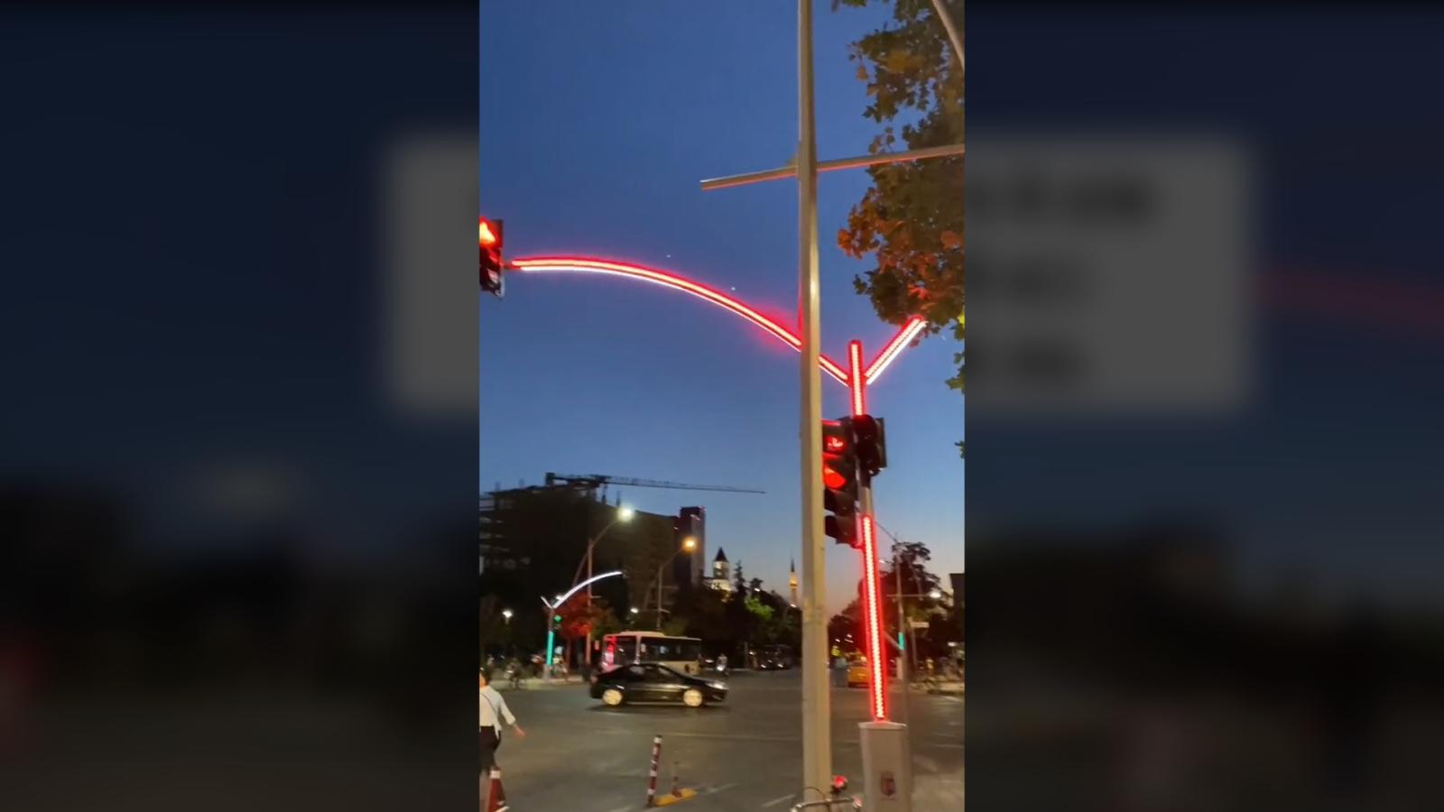 Το φανάρι της Αλβανίας που έγινε viral-Γιατί ξεχωρίζει στους δρόμους των Τιράνων