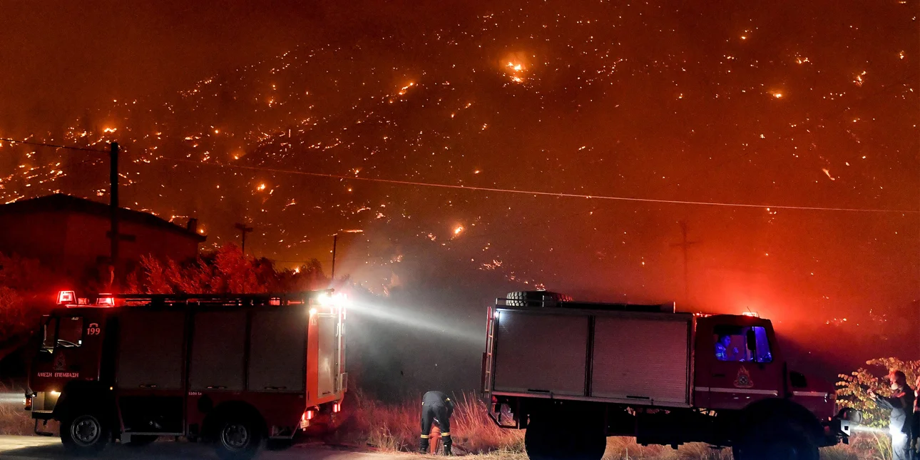 Φωτιά στο Ξυλόκαστρο: Κακουργηματική δίωξη για εμπρησμό από αμέλεια στον αντιδήμαρχο που κάπνιζε τα μελίσσια του