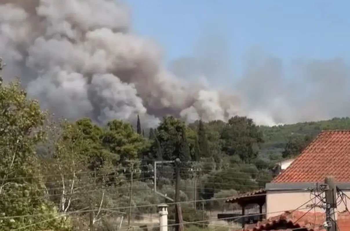 Φωτιά στο Γεράκι Ηλείας – Στη μάχη της κατάσβεσης πολλά εναέρια μέσα (Video)