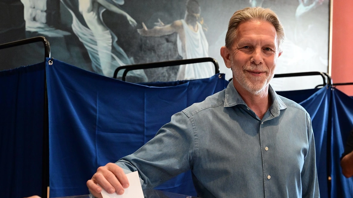 Εκλογές στο ΠΑΣΟΚ: Ψήφισε ο Παύλος Γερουλάνος – «Η μεγάλη συμμετοχή δίνει δύναμη στο κόμμα»