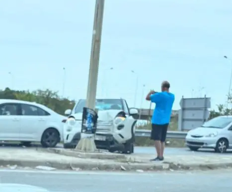 Θεσσαλονίκη: Αυτοκίνητο έπεσε σε κολόνα της ΔΕΗ (ΦΩΤΟ)