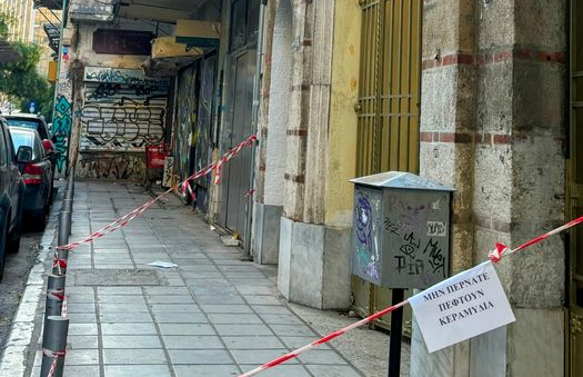 Θεσσαλονίκη: Κεραμίδια πέφτουν από είσοδο εκκλησίας στο κέντρο της πόλης (ΦΩΤΟ)