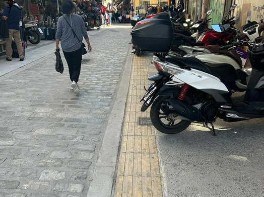 Θεσσαλονίκη: Ισορρόπησε το μηχανάκι του σε πεζόδρομο με όδευση τυφλών και το άφησε εκεί για «φλεξάρισμα» (ΦΩΤΟ)