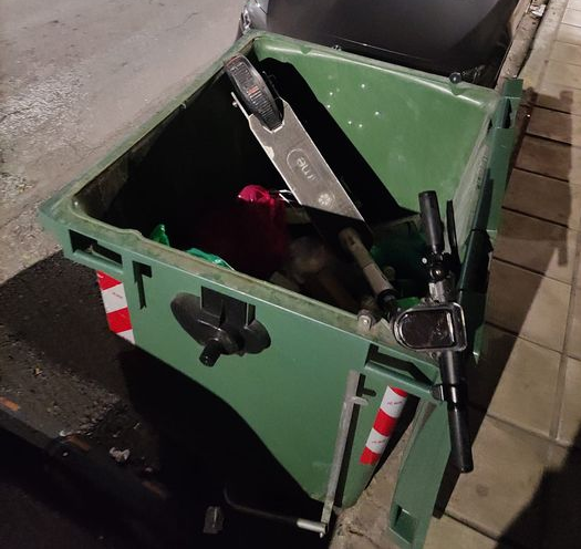 Θεσσαλονίκη: «Πάρκαραν» ηλεκτρικό πατίνι σε κάδο σκουπιδιών (ΦΩΤΟ)