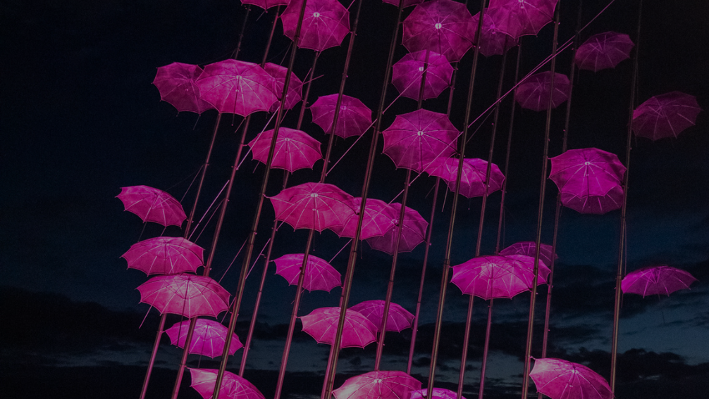 Θεσσαλονίκη: Με ροζ χρώμα θα φωταγωγηθούν απόψε οι Ομπρέλες της Νέας Παραλίας