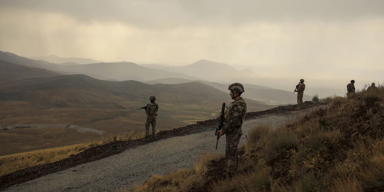 Τρομοκρατικό χτύπημα στο Ιράν: Τουλάχιστον 10 νεκροί – Συγκρατημένη η επίθεση του Ισραήλ, λέει το Bloomberg
