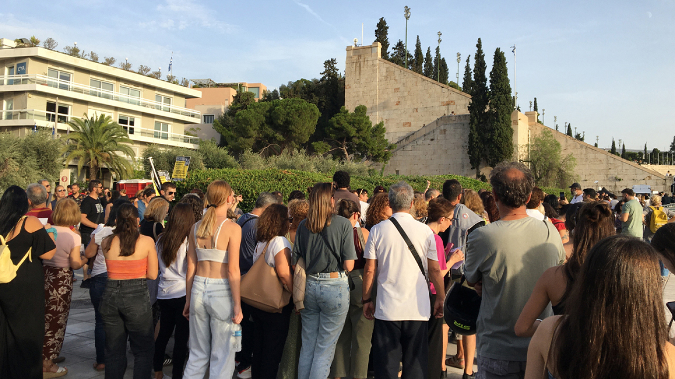 Τέμπη: Πλήθος κόσμου στο Καλλιμάρμαρο για τη μεγάλη συναυλία μνήμης (ΦΩΤΟ)