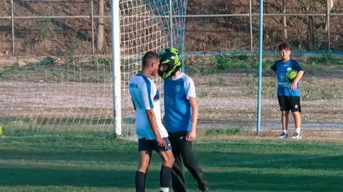 Θεσσαλονίκη: Οπαδός μπήκε φορώντας κράνος στο γήπεδο και διέκοψε αγώνα τοπικού (Video)