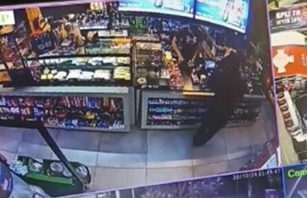 Βίντεο ντοκουμέντο από ένοπλη ληστεία στη Θεσσαλονίκη: Οι δράστες διέφυγαν με 12.900 € – Άδειασαν το χρηματοκιβώτιο καταστήματος