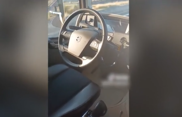 Βάζει την νταλίκα στον… αυτόματο και κάθεται στη θέση του συνοδηγού - Αδιανόητες εικόνες