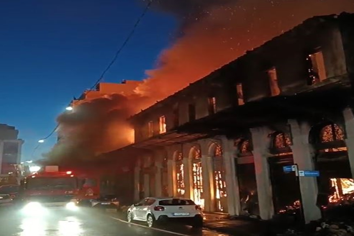 Μεγάλη φωτιά σε κτίριο στον Πειραιά – Ήχησε το 112 λόγω του καπνού: «Κλείστε πόρτες και παράθυρα»