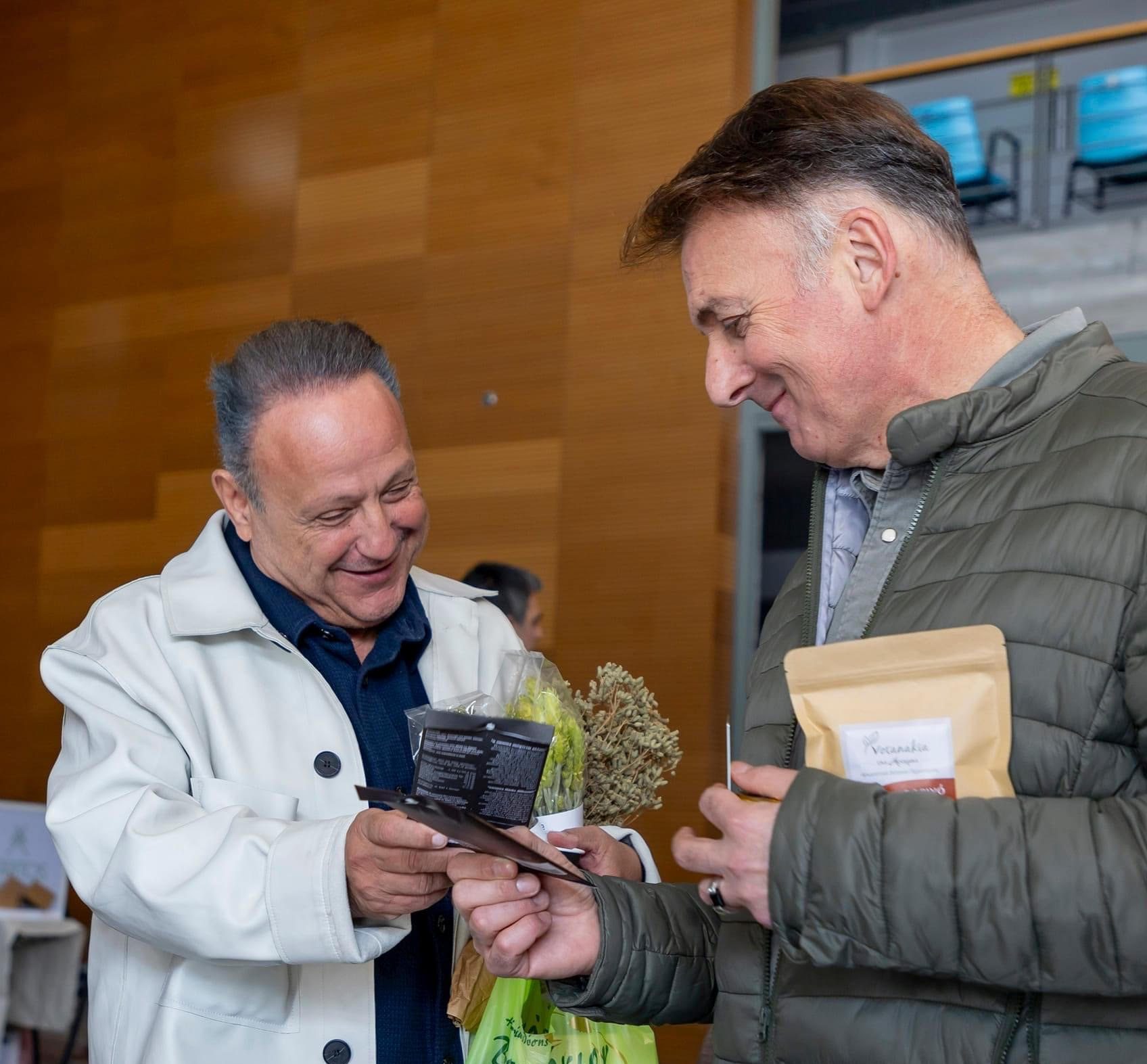 Μπαχαρικά και βότανα δοκίμασαν Αγγελούδης – Γάκης