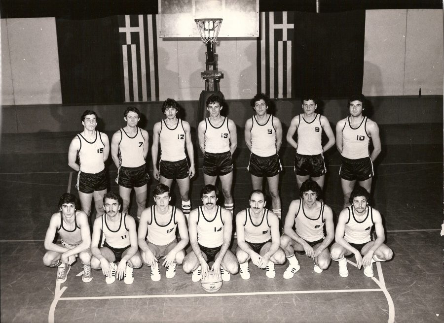 Ο Θέμης Κατριός του Αρη σε ένα από τα χαρακτηριστικά του λέι-απ σε αγώνα με την ΧΑΝ Νικαίας στο Στάδιο. Πίσω του ο Απόστολος Σπανός και κάτω αριστερά ο Γιάννης Ιωαννίδης.