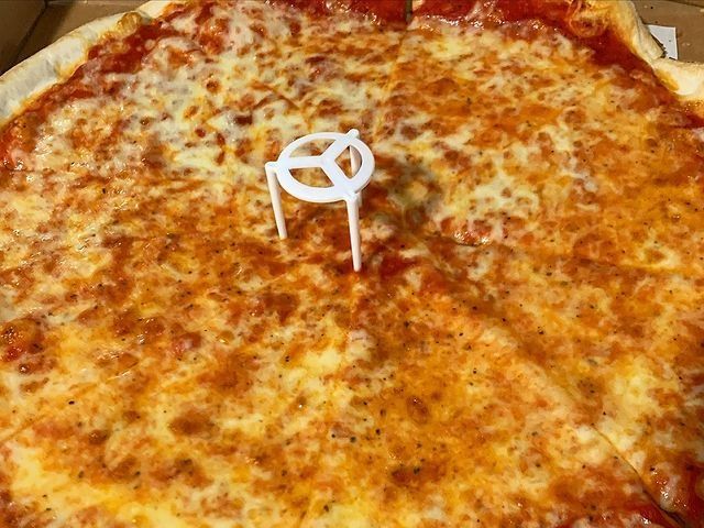 Το «μυστήριο» με το μικρό πλαστικό στην πίτσα – Που χρησιμεύει