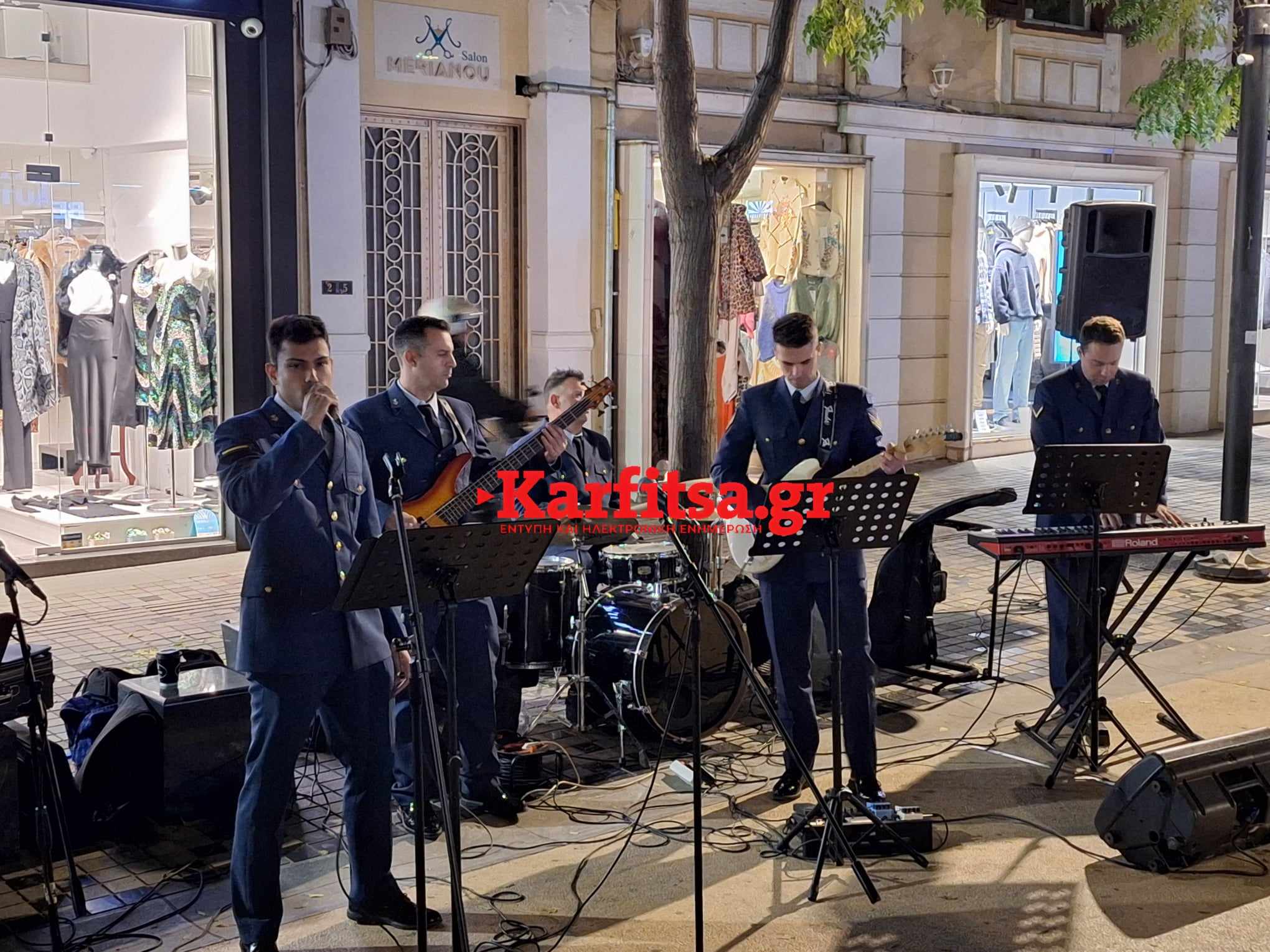 Θεσσαλονίκη: Η μπάντα της Πολεμικής Αεροπορίας «ροκάρει» στον Πεζόδρομο Αγίας Σοφίας (ΦΩΤΟ+Video)
