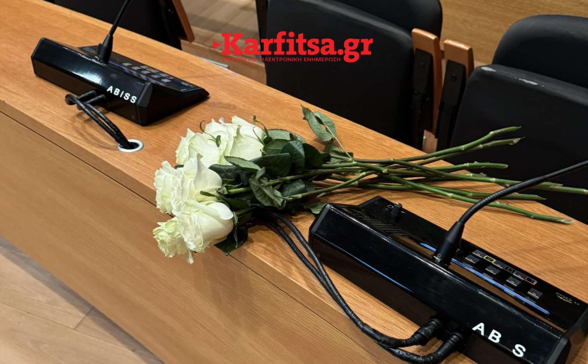 Ενός λεπτού σιγή από το δημοτικό συμβούλιο Θεσσαλονίκης και εννέα λευκά τριαντάφυλλα στη μνήμη του Γιάννη Μπουτάρη (ΦΩΤΟ+Video)