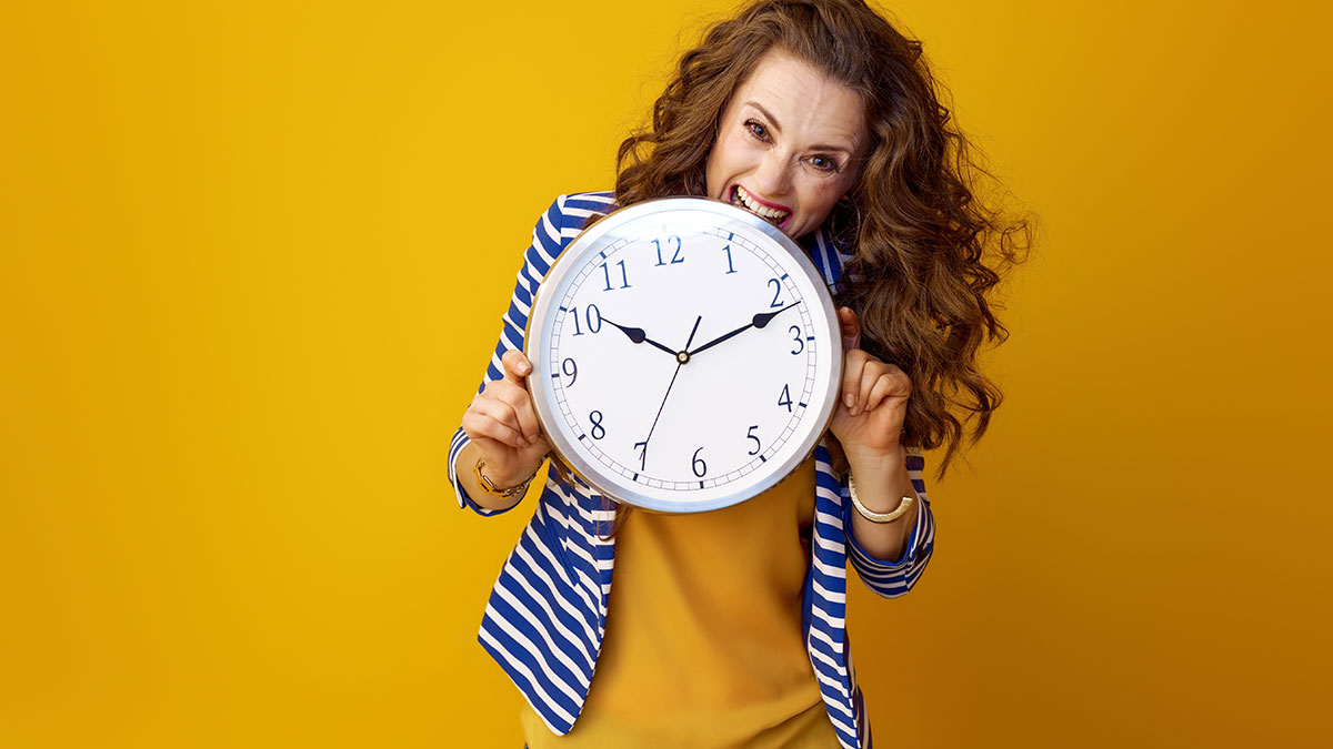 Μια ώρα μπροστά οι δείκτες των ρολογιών από τα ξημερώματα της Κυριακής