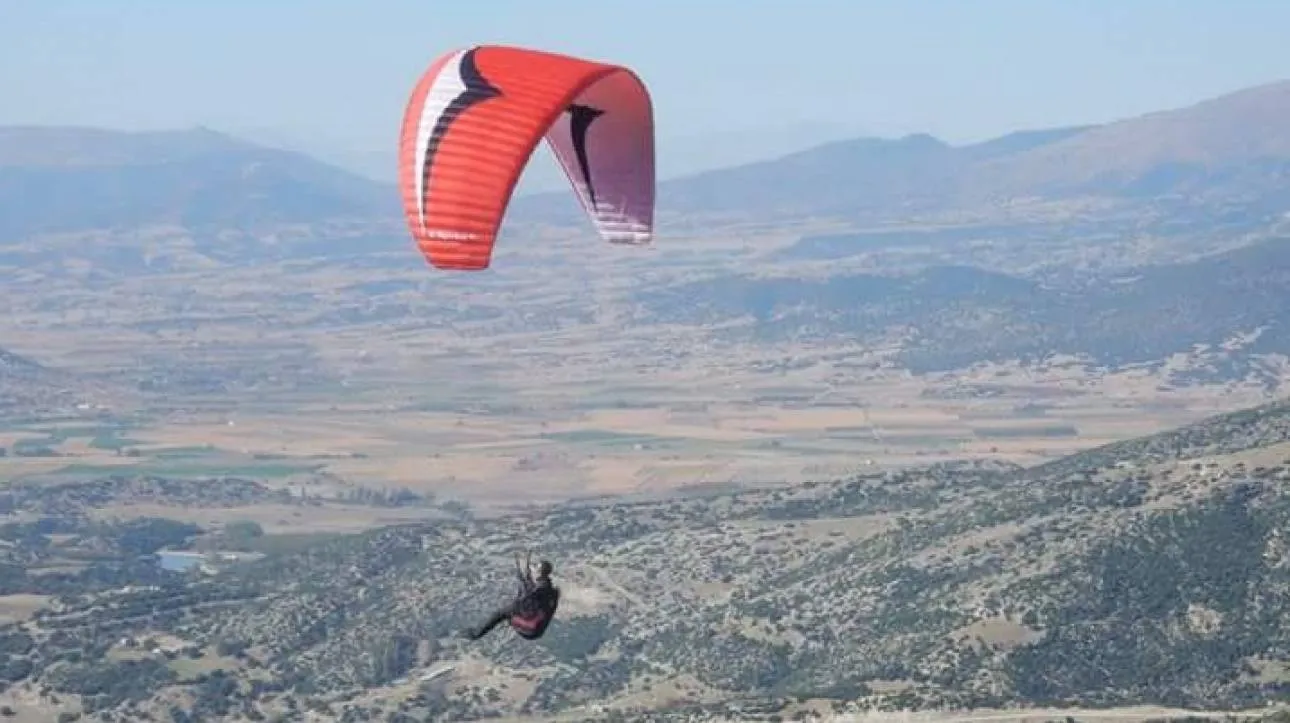 Περιπετειώδης πτήση για αλεξιπτωτιστή: Προσγειώθηκε σε δέντρο ύψους επτά μέτρων στην Πρέβεζα