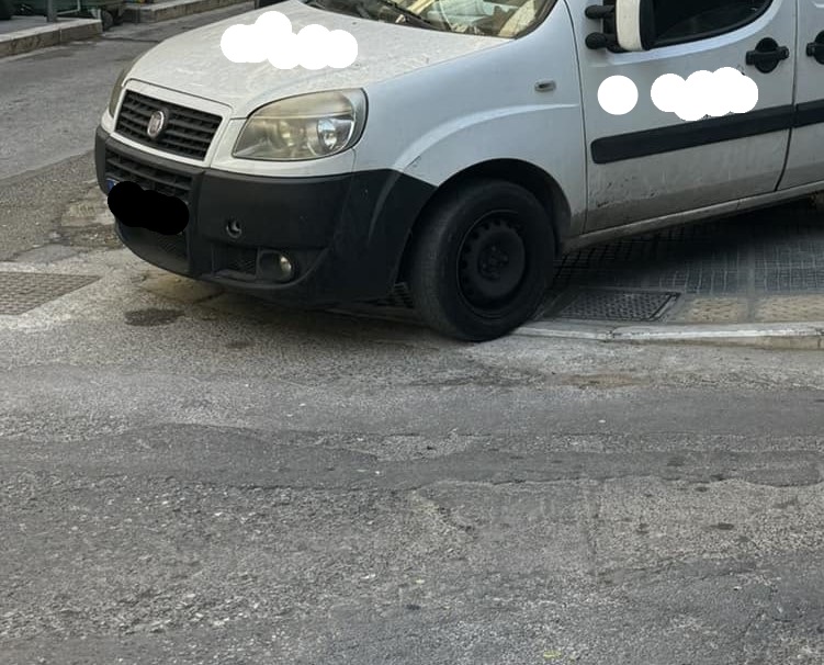 Θεσσαλονίκη: Φορτηγάκι μεταφορικής εταιρείας καβάλησε ράμπα ΑμεΑ (ΦΩΤΟ)