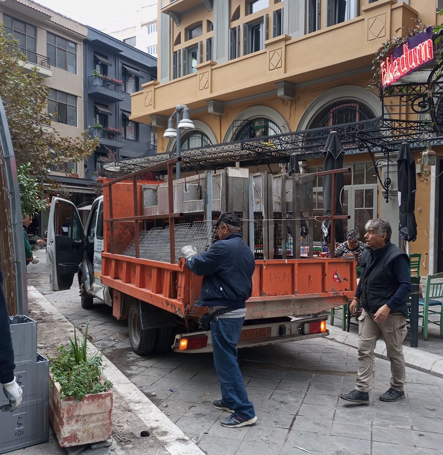 Θεσσαλονίκη: Μετά από 12 χρόνια έφυγαν οι μεταλλικές κατασκευές από την Πλατεία Χρηματιστηρίου (ΦΩΤΟ)