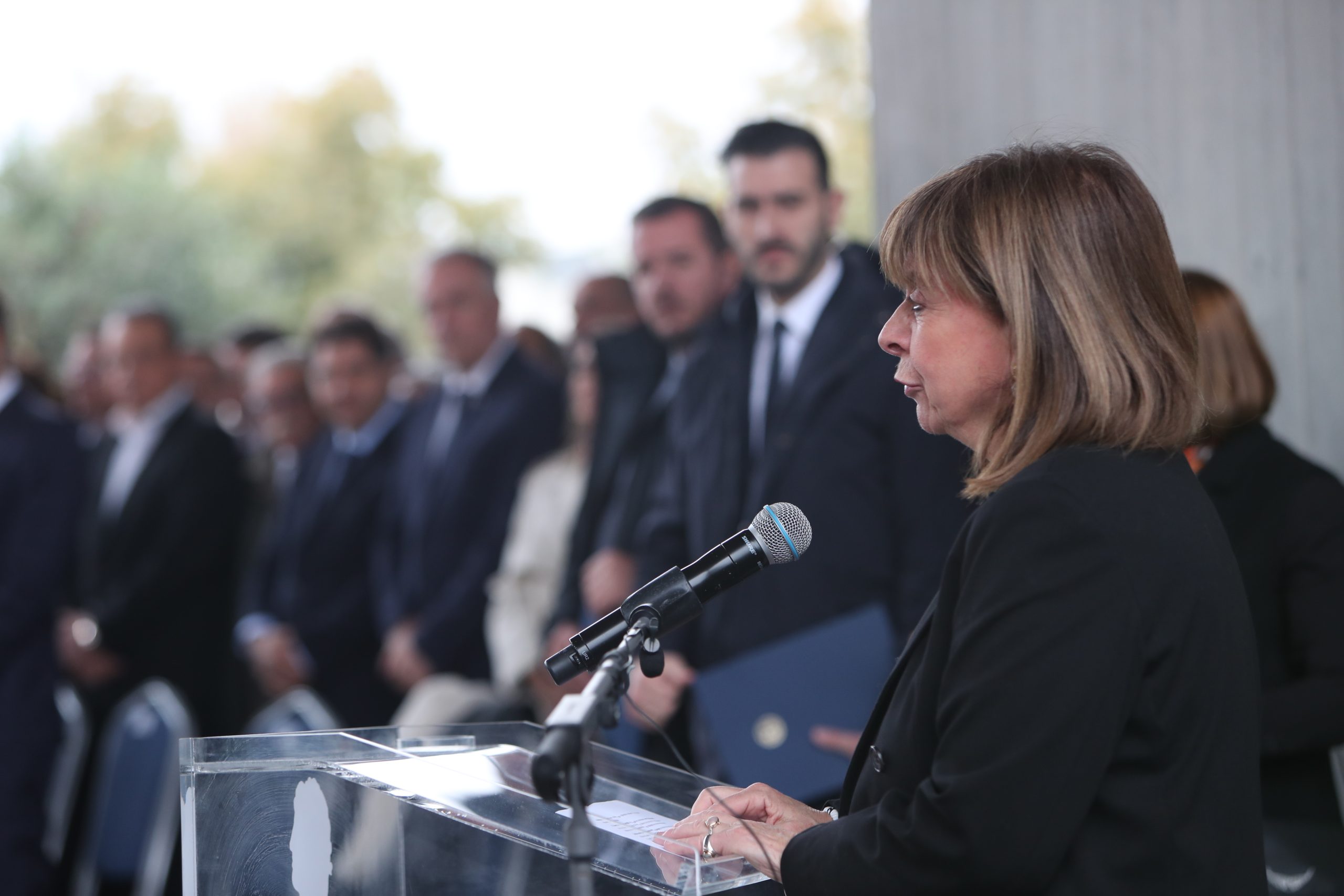 Βούρκωσε στον επικηδείο για τον Γιάννη Μπουτάρη η Κατερίνα Σακελλαροπούλου (Video)