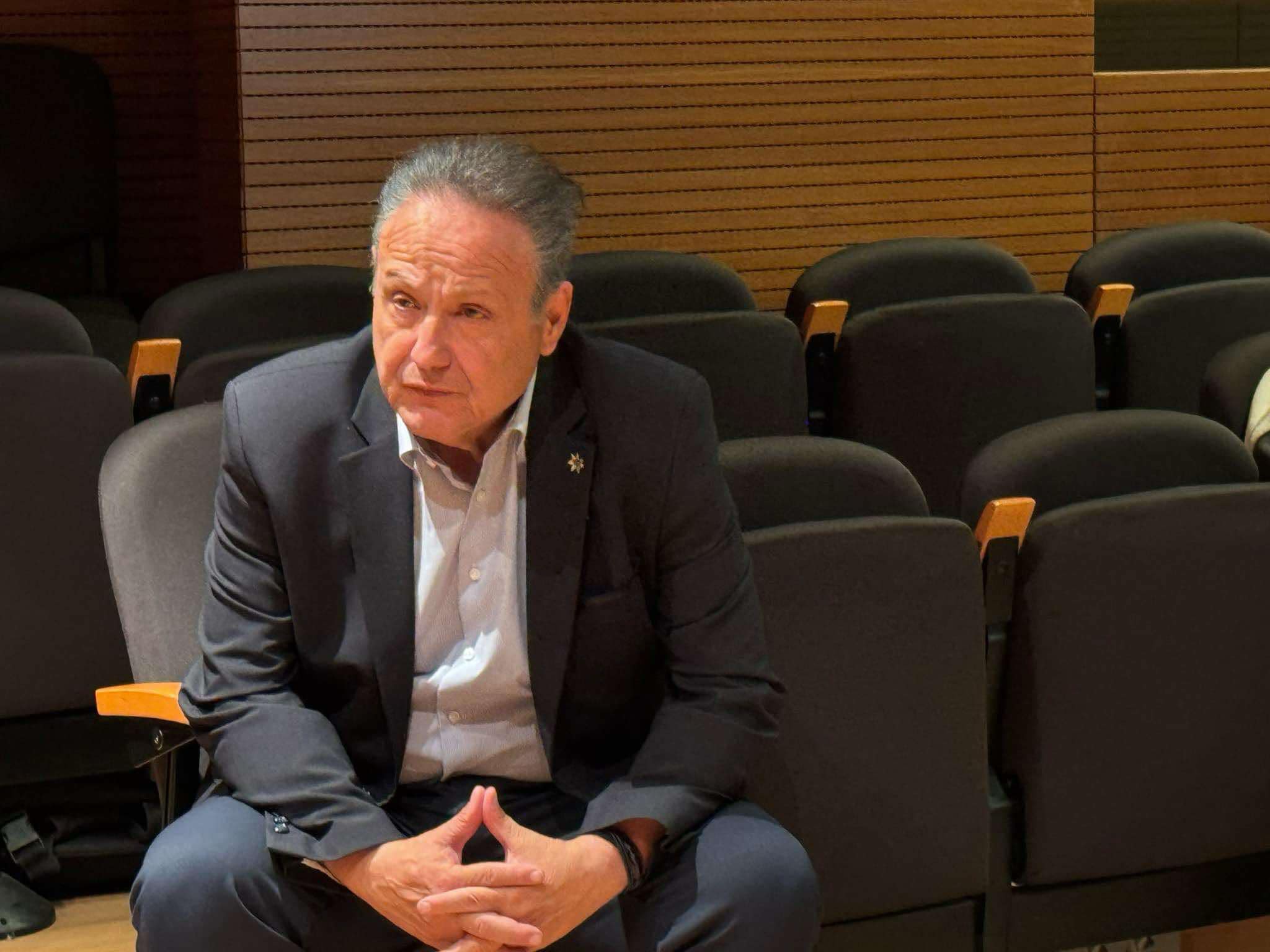 Με την καρφίτσα του Μπουτάρη στο πέτο