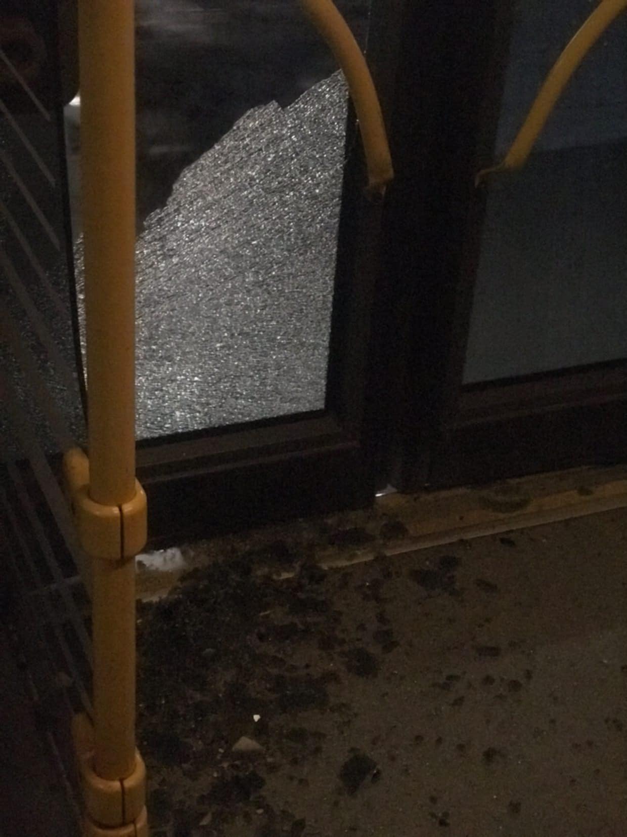 Θεσσαλονίκη: Πόρτα λεωφορείου ΟΑΣΘ έγινε κομμάτια εν κινήσει (ΦΩΤΟ)