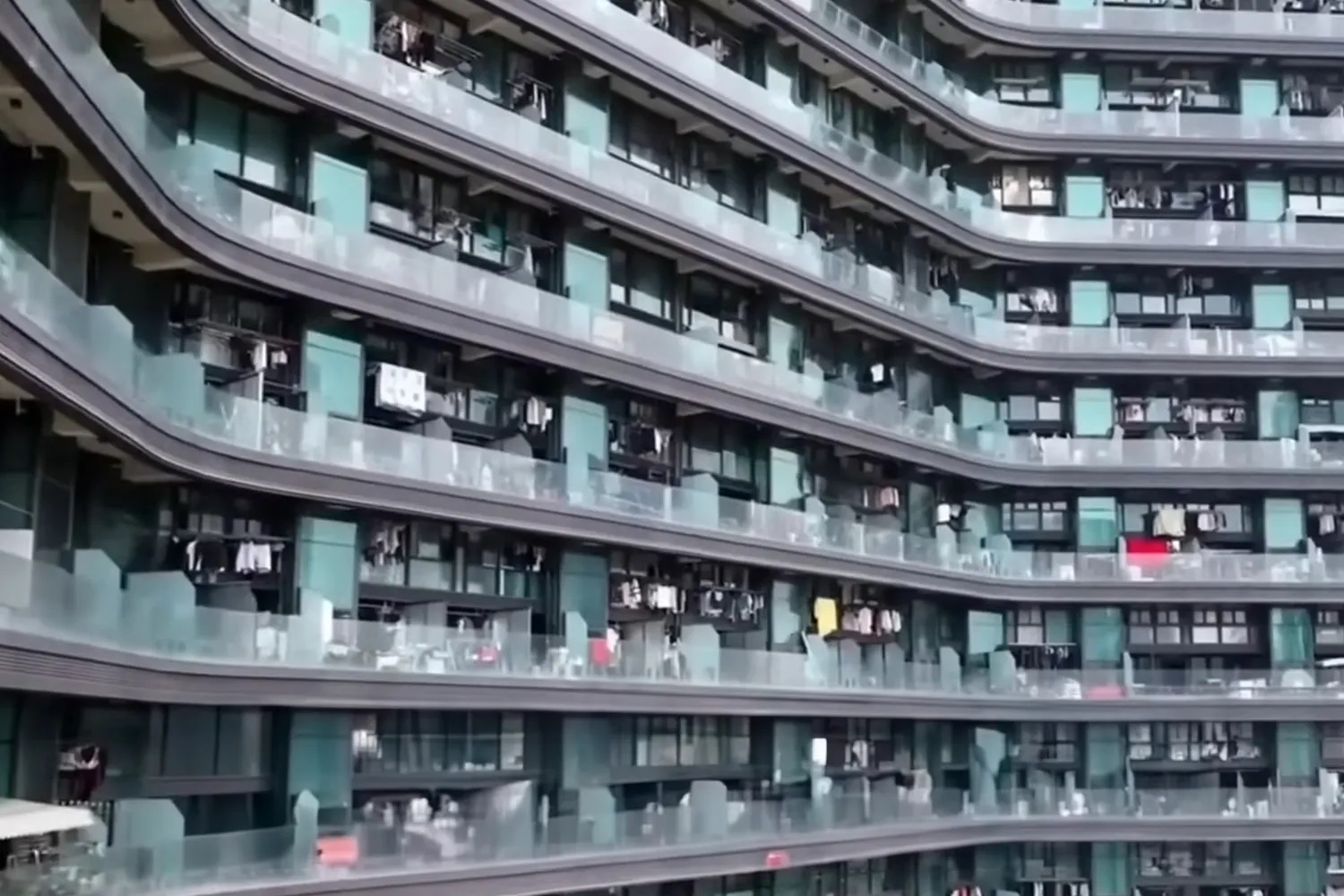 Η τρομακτική πολυκατοικία των 10.000 ατόμων που κρατά «εγκλωβισμένους» τους ενοίκους της